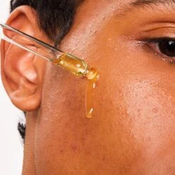 Hello Sunday The One That Makes You Glow Dark Spot Oil Serum SPF 40 - 30 Ml -Pflegemittelgeschäft 12112503 4 svgii70tsurweelt